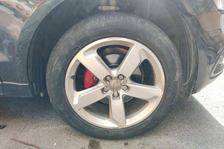 Used Audi Q5 2018 Collector's Edition 40 TFSI Ambition Model Right Front Wheel Hub