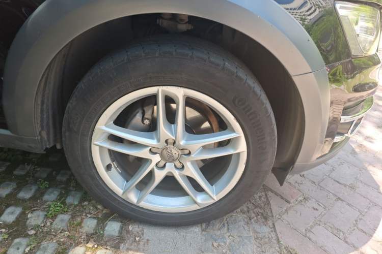 Used Audi Q5 2018 Collector's Edition 40 TFSI Technology Model Right Front Wheel Hub