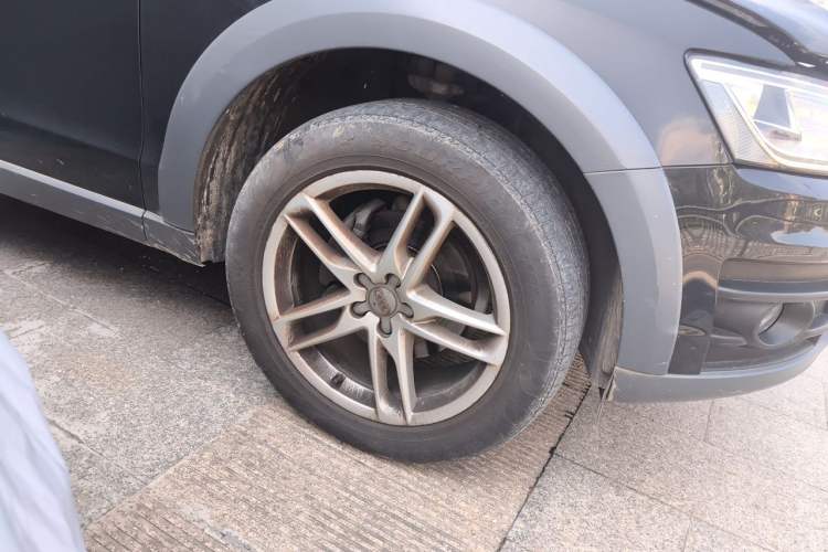 Used Audi Q5 2018 Collector's Edition 40 TFSI Technology Model Right Front Wheel Hub