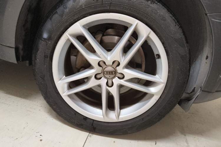 Used Audi Q5 2018 Collector's Edition 40 TFSI Technology Model Right Front Wheel Hub