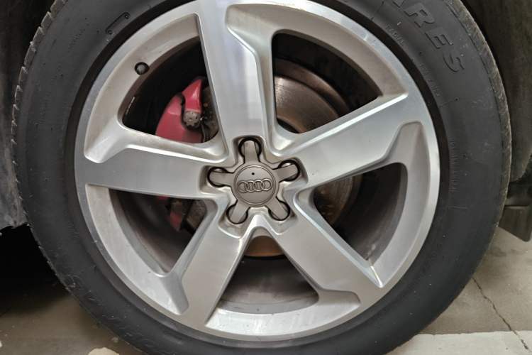 Used Audi Q5 2018 Collector's Edition 40 TFSI Ambition Model Right Front Wheel Hub