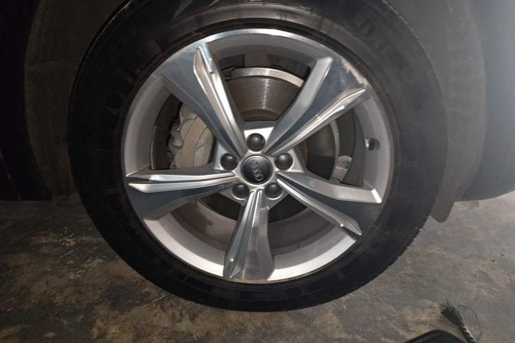 Used Audi Q5 2018 Collector's Edition 40 TFSI Ambition Model Right Front Wheel Hub