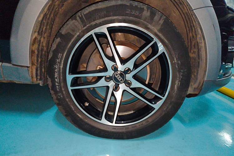 Used Audi Q5 2018 Collector's Edition 40 TFSI Ambition Model Right Front Wheel Hub