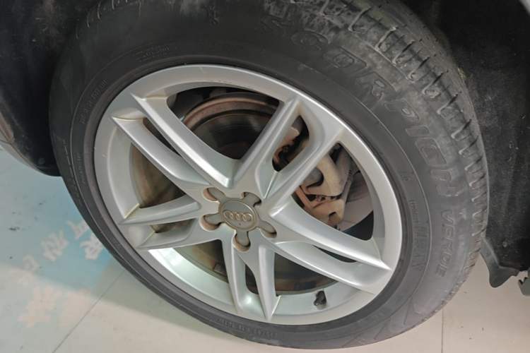 Used Audi Q5 2018 Collector's Edition 40 TFSI Technology Model Right Rear Wheel Hub