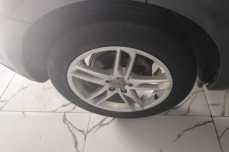 Used Audi Q5 2018 Collector's Edition 40 TFSI Technology Model Right Rear Wheel Hub