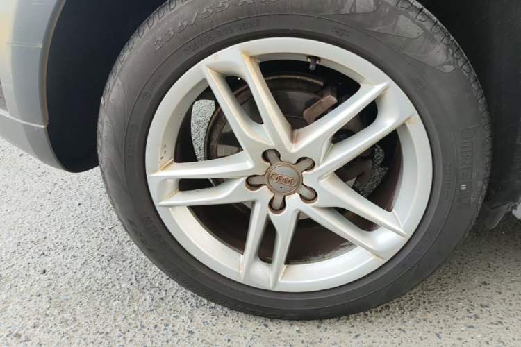 Used Audi Q5 2018 Collector's Edition 40 TFSI Technology Model Right Rear Wheel Hub
