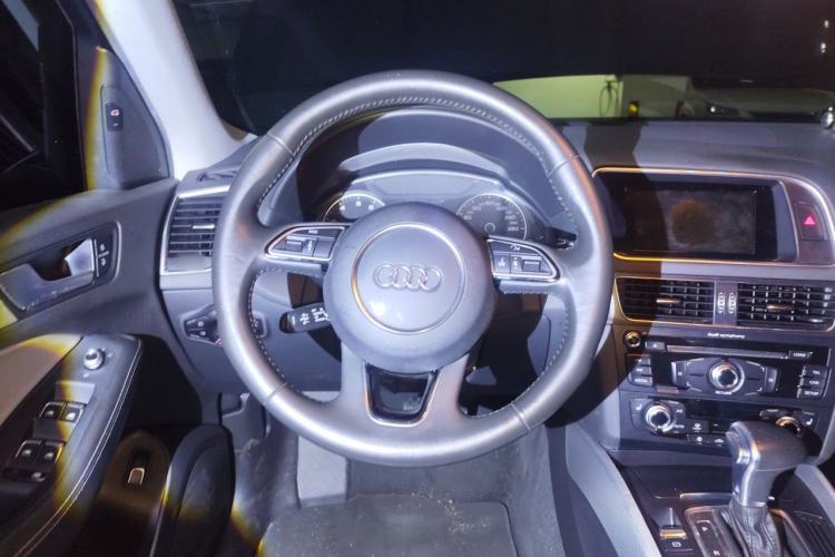 Used Audi Q5 2018 Collector's Edition 40 TFSI Technology Model Steering Wheel