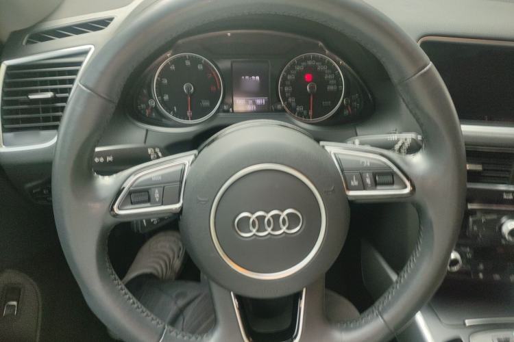Used Audi Q5 2018 Collector's Edition 40 TFSI Technology Model Steering Wheel