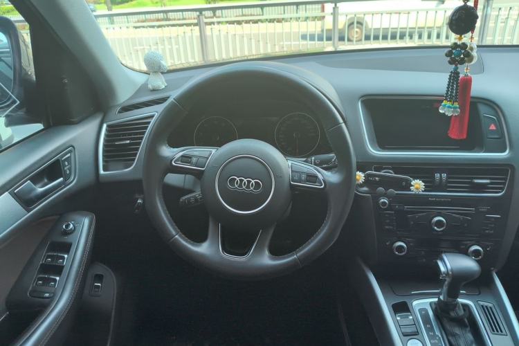 Used Audi Q5 2018 Collector's Edition 40 TFSI Technology Model Steering Wheel