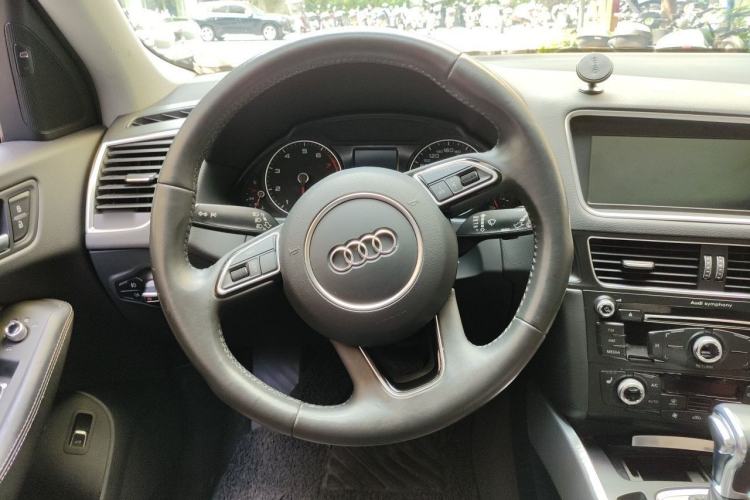 Used Audi Q5 2018 Collector's Edition 40 TFSI Technology Model Steering Wheel