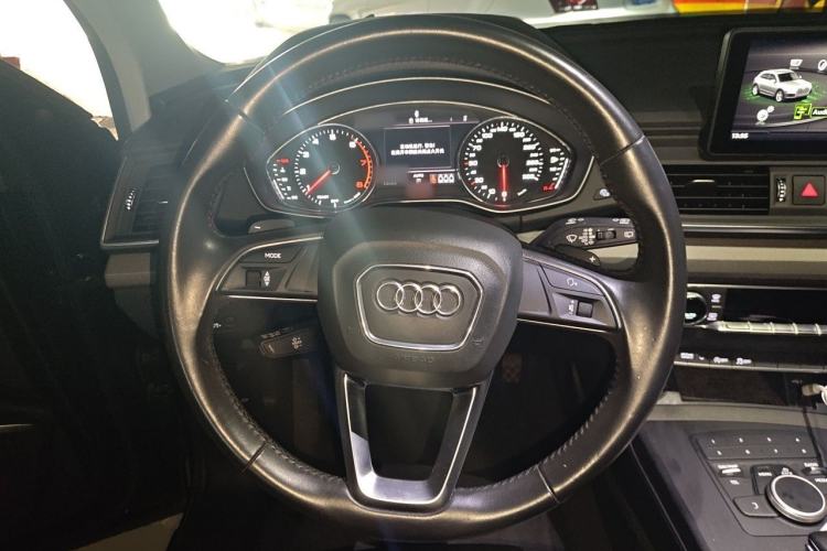 Used Audi Q5 2018 Collector's Edition 40 TFSI Ambition Model Steering Wheel