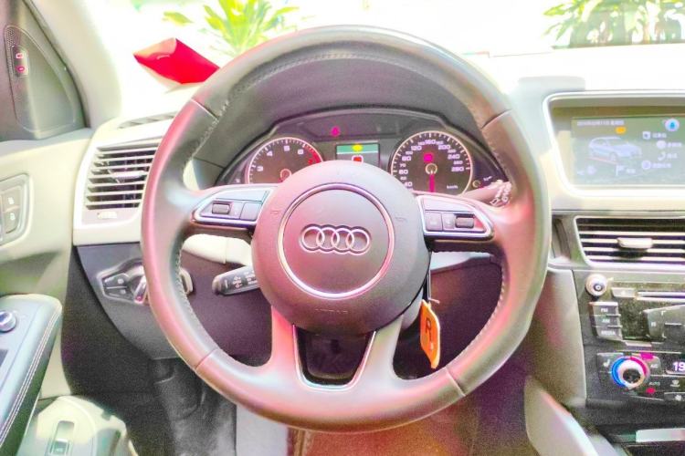 Used Audi Q5 2018 Collector's Edition 40 TFSI Technology Model Steering Wheel