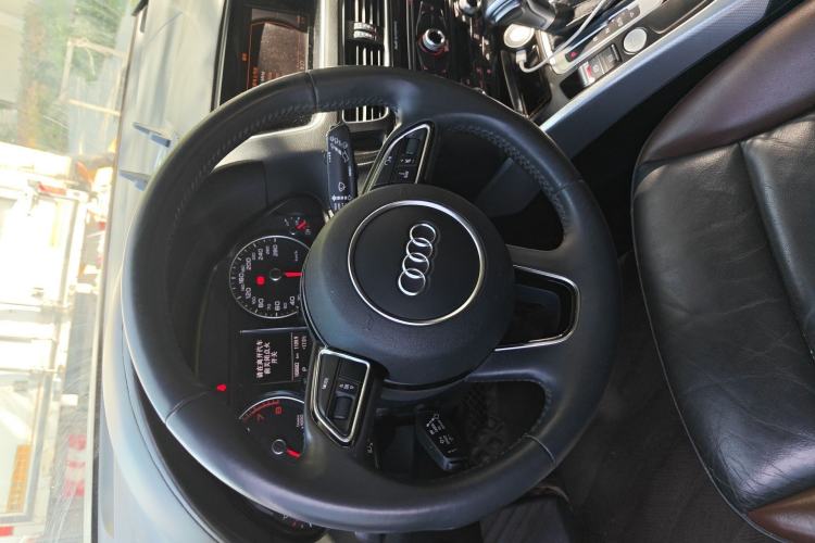 Used Audi Q5 2018 Collector's Edition 40 TFSI Technology Model Steering Wheel