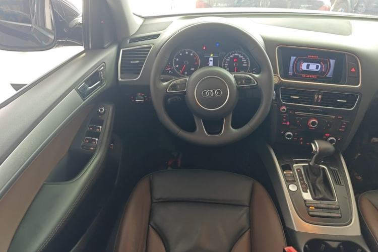 Used Audi Q5 2018 Collector's Edition 40 TFSI Technology Model Steering Wheel
