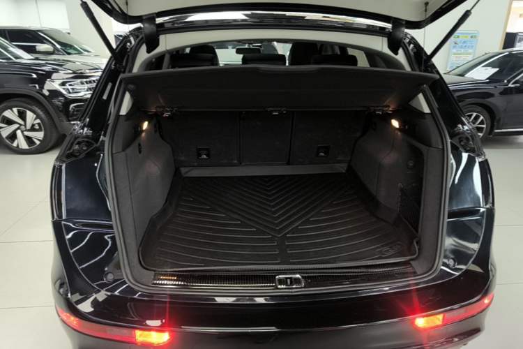 Used Audi Q5 2018 Collector's Edition 40 TFSI Ambition Model Trunk