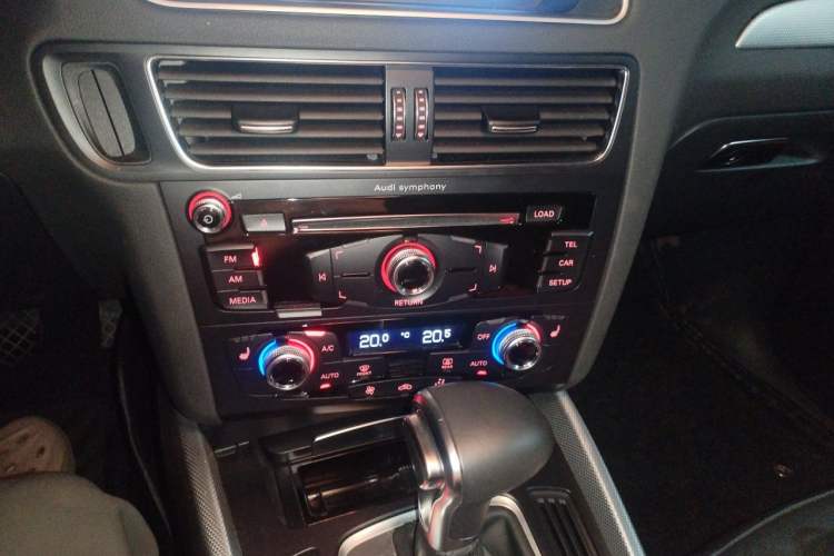 Used Audi Q5 2018 Collector's Edition 40 TFSI Technology Model Audio And AC Panel