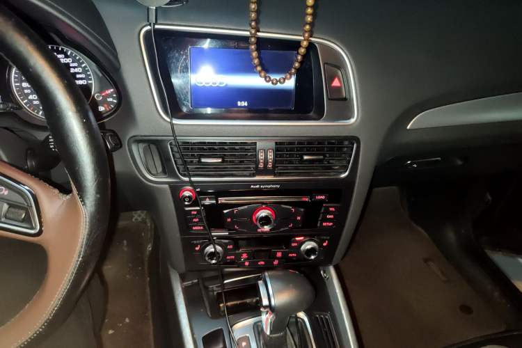 Used Audi Q5 2018 Collector's Edition 40 TFSI Technology Model Audio And AC Panel