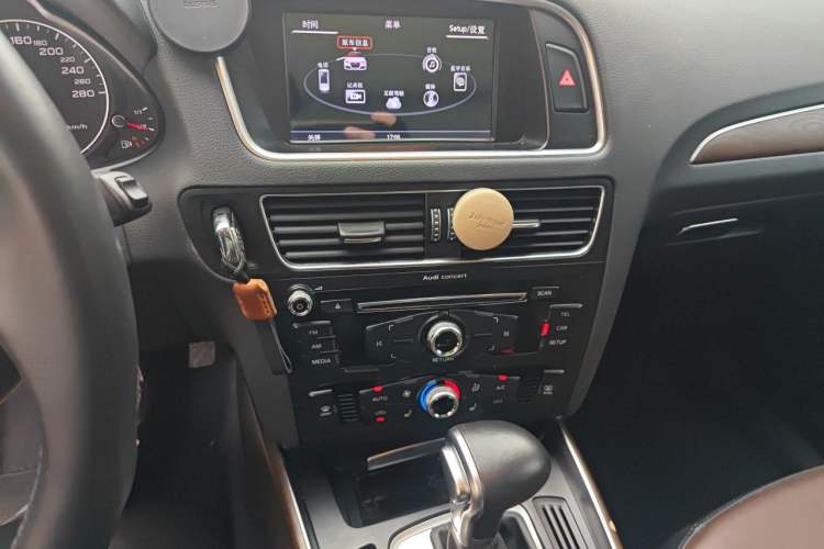 Used Audi Q5 2018 Collector's Edition 40 TFSI Ambition Model Audio And AC Panel