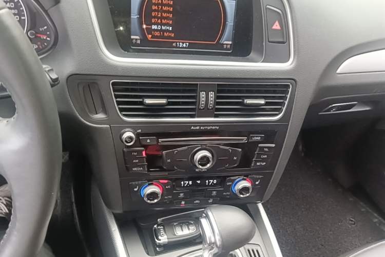 Used Audi Q5 2018 Collector's Edition 40 TFSI Technology Model Audio And AC Panel