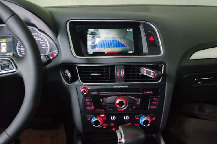 Used Audi Q5 2018 Collector's Edition 40 TFSI Technology Model Audio And AC Panel