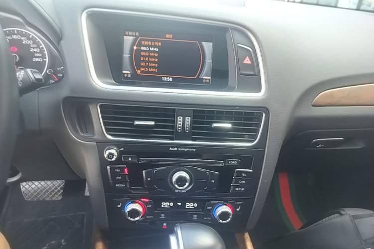 Used Audi Q5 2018 Collector's Edition 40 TFSI Technology Model Audio And AC Panel