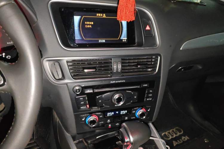 Used Audi Q5 2018 Collector's Edition 40 TFSI Technology Model Audio And AC Panel