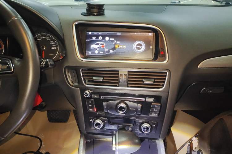 Used Audi Q5 2018 Collector's Edition 40 TFSI Technology Model Audio And AC Panel