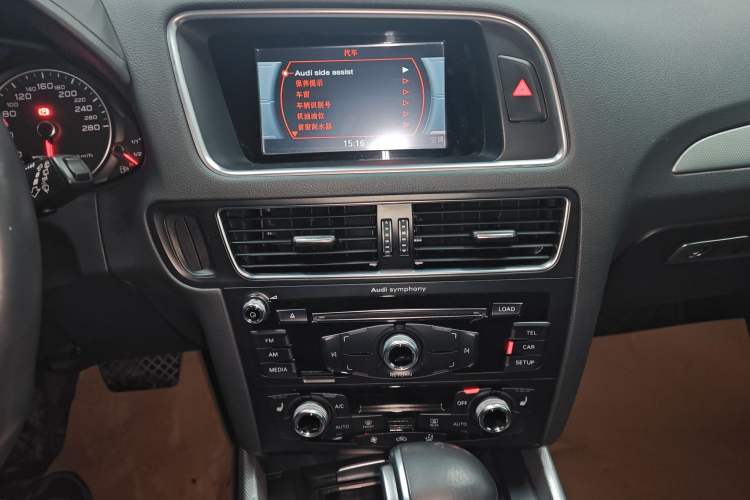 Used Audi Q5 2018 Collector's Edition 40 TFSI Technology Model Audio And AC Panel