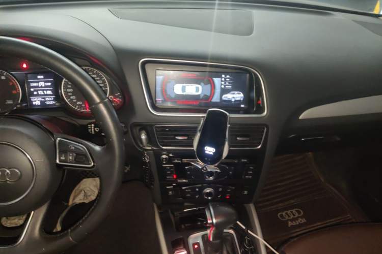 Used Audi Q5 2018 Collector's Edition 40 TFSI Ambition Model Audio And AC Panel