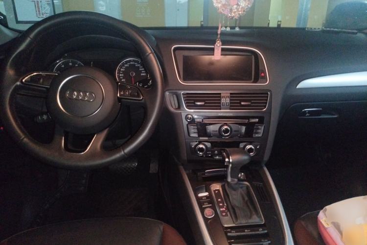 Used Audi Q5 2018 Collector's Edition 40 TFSI Technology Model Center Console