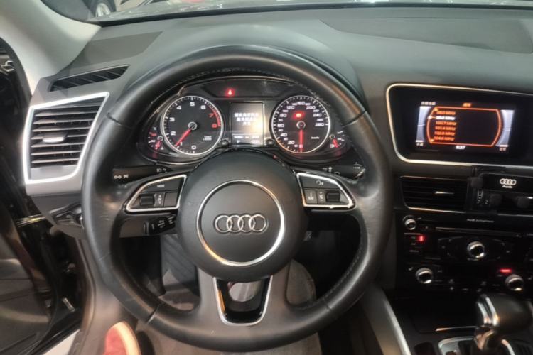 Used Audi Q5 2018 Collector's Edition 40 TFSI Technology Model Center Console
