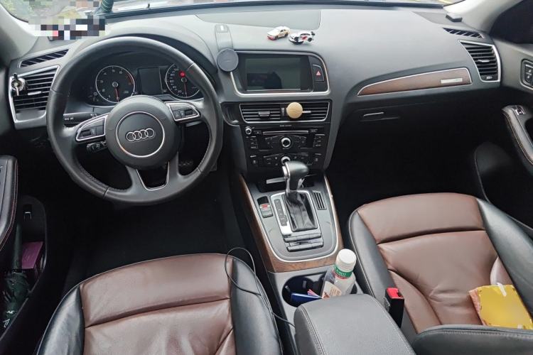 Used Audi Q5 2018 Collector's Edition 40 TFSI Ambition Model Center Console