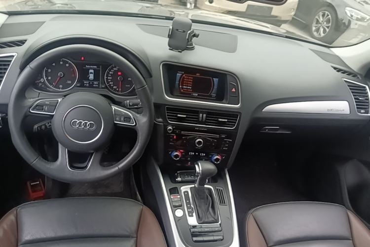 Used Audi Q5 2018 Collector's Edition 40 TFSI Technology Model Center Console
