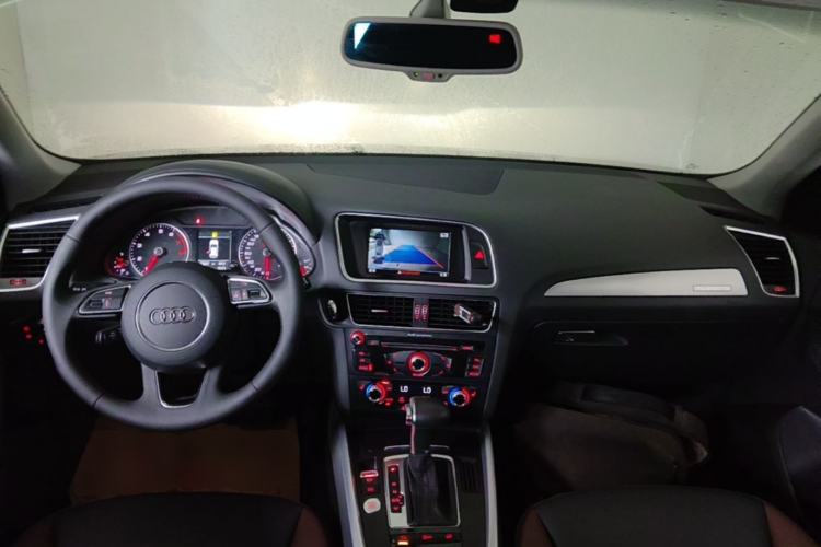 Used Audi Q5 2018 Collector's Edition 40 TFSI Technology Model Center Console