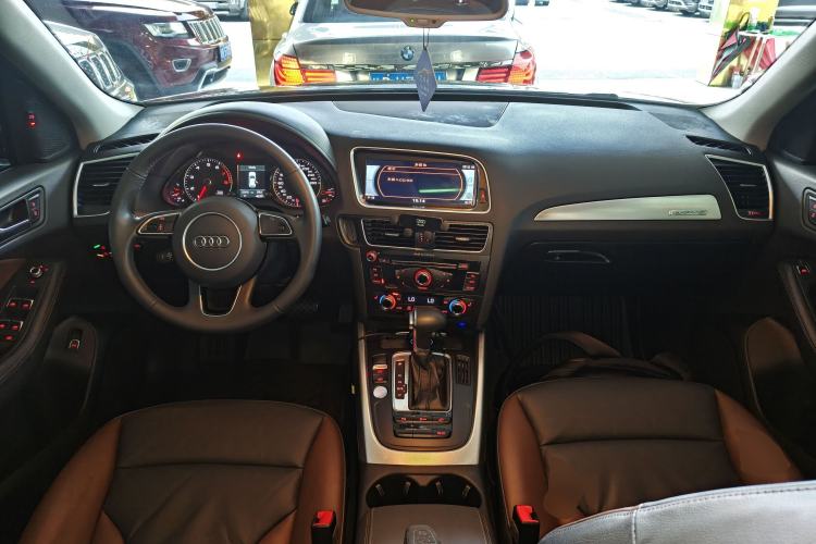 Used Audi Q5 2018 Collector's Edition 40 TFSI Technology Model Center Console