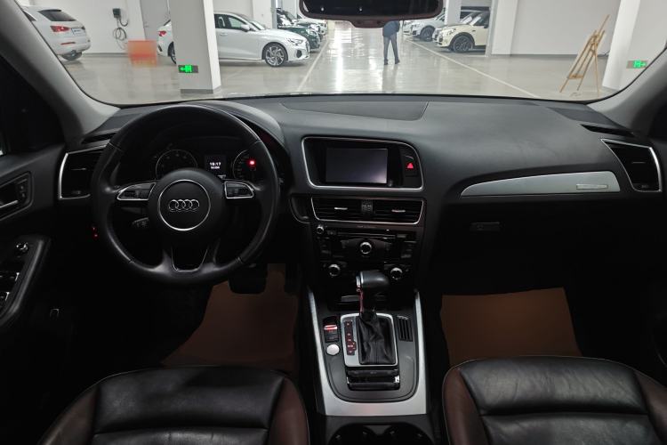 Used Audi Q5 2018 Collector's Edition 40 TFSI Technology Model Center Console