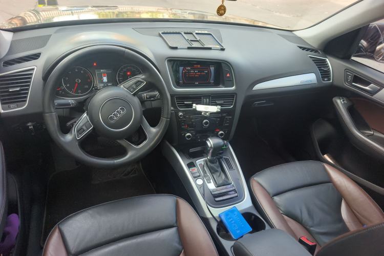 Used Audi Q5 2018 Collector's Edition 40 TFSI Technology Model Center Console