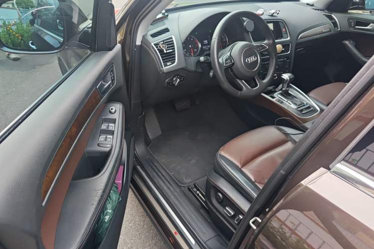 Used Audi Q5 2018 Collector's Edition 40 TFSI Ambition Model Driver Seat