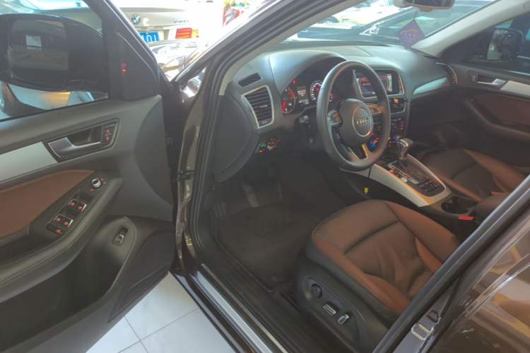 Used Audi Q5 2018 Collector's Edition 40 TFSI Technology Model Driver Seat