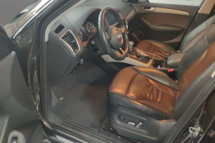 Used Audi Q5 2018 Collector's Edition 40 TFSI Ambition Model Driver Seat