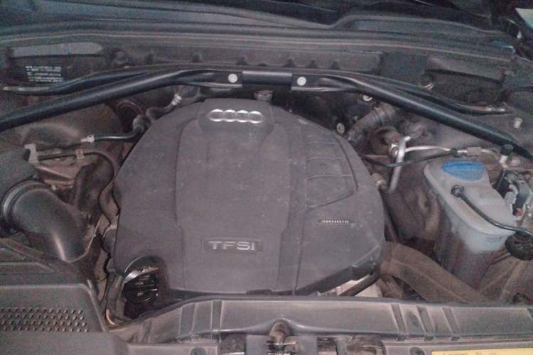 Used Audi Q5 2018 Collector's Edition 40 TFSI Technology Model Engine Bay
