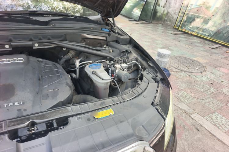 Used Audi Q5 2018 Collector's Edition 40 TFSI Technology Model Engine Bay Left