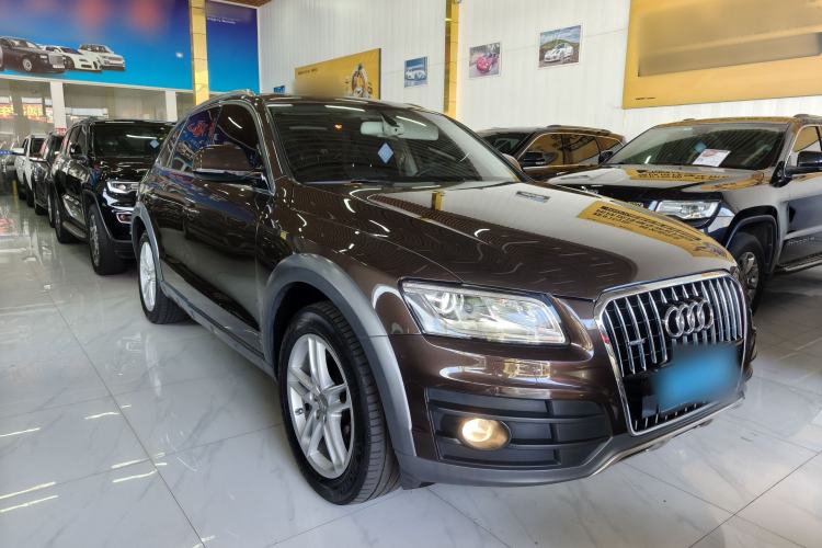 Used Audi Q5 2018 Collector's Edition 40 TFSI Technology Model Front Right 45 Deg