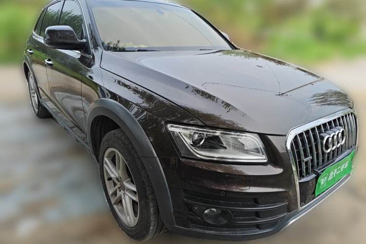 Used Audi Q5 2018 Collector's Edition 40 TFSI Technology Model Front Right 45 Deg