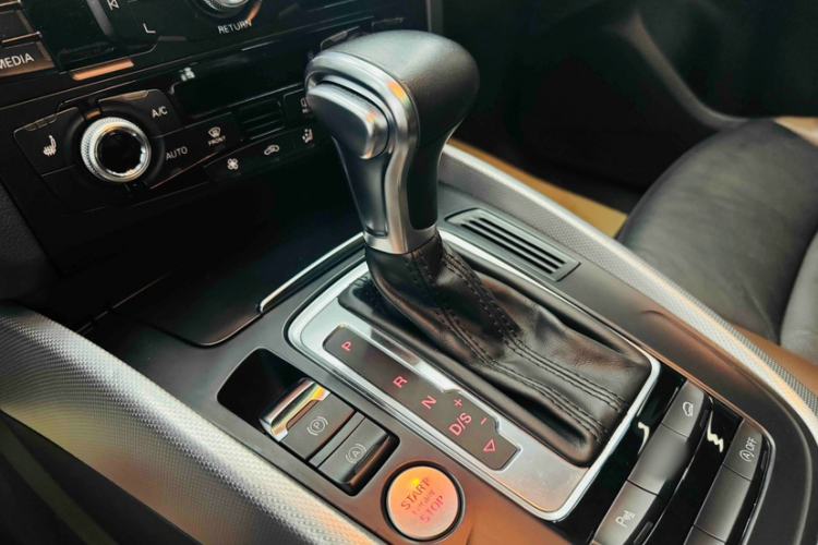 Used Audi Q5 2018 Collector's Edition 40 TFSI Technology Model Gear Lever
