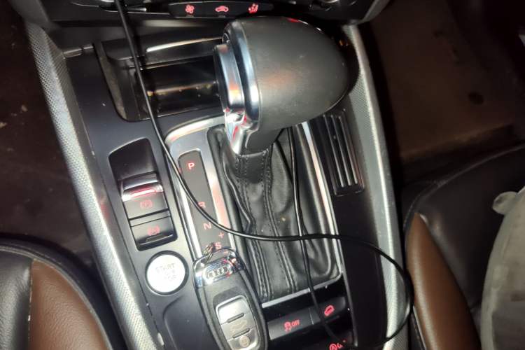 Used Audi Q5 2018 Collector's Edition 40 TFSI Technology Model Gear Lever