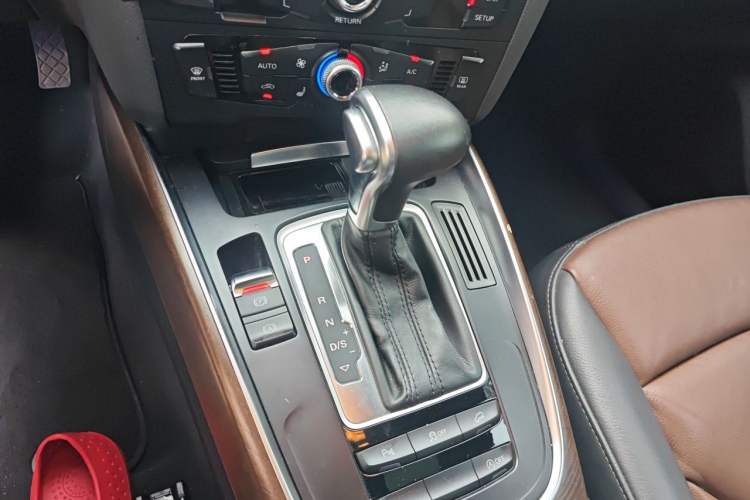 Used Audi Q5 2018 Collector's Edition 40 TFSI Ambition Model Gear Lever