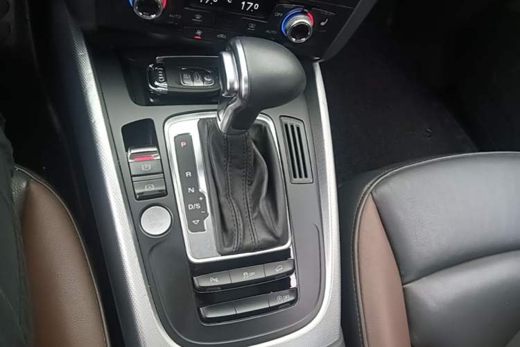 Used Audi Q5 2018 Collector's Edition 40 TFSI Technology Model Gear Lever