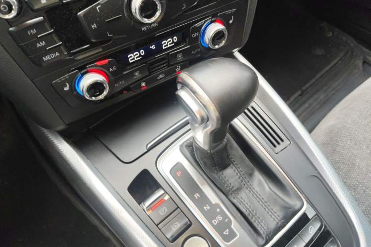 Used Audi Q5 2018 Collector's Edition 40 TFSI Technology Model Gear Lever