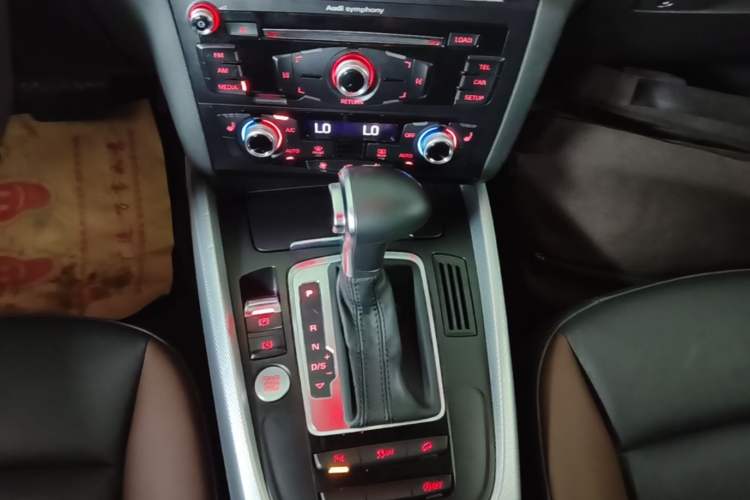 Used Audi Q5 2018 Collector's Edition 40 TFSI Technology Model Gear Lever